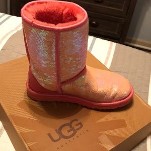 Classic short UGG boot with pink sparkles